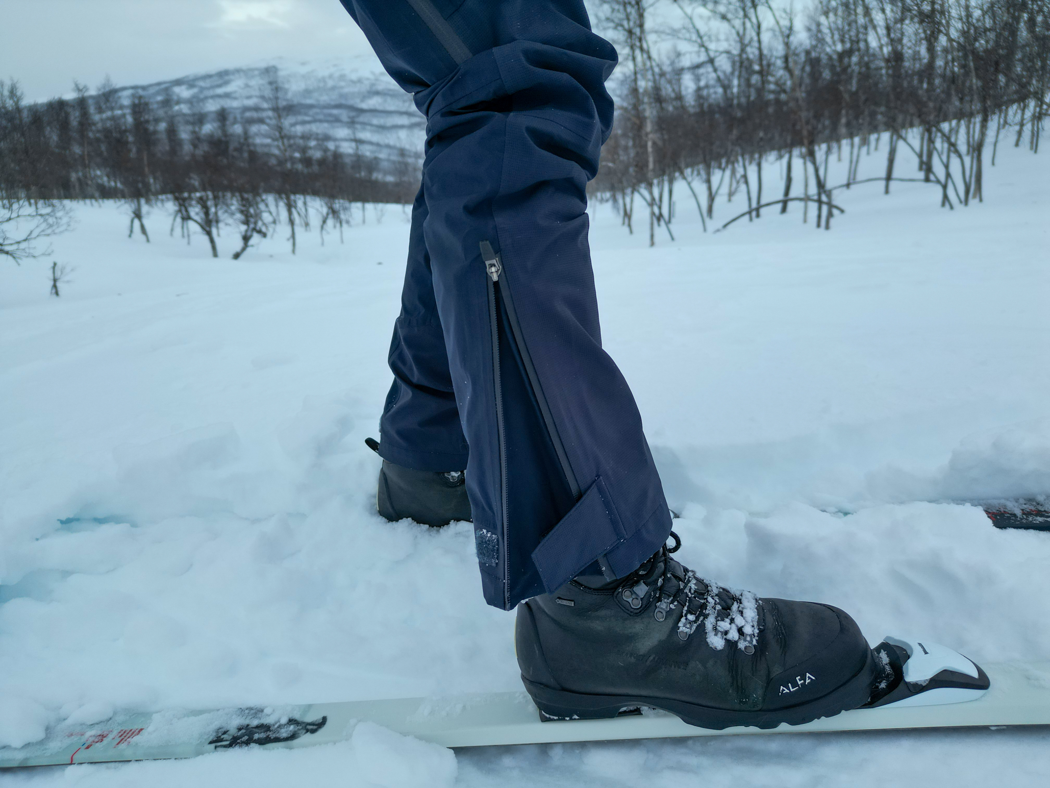 BUKSEBEN: Buksen kan gjøres videre for å enkelt trekke over sko, men borrelåsen er litt spinkel.