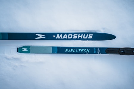 SMALE FJELLSKI MED STÅLKANT: Madshus Fjelltech 44 er laget med paulownia-kjerne og noe karbon. Foto: Sigurd Ekeli Grimsby Madshus Fjelltech 44 med feller