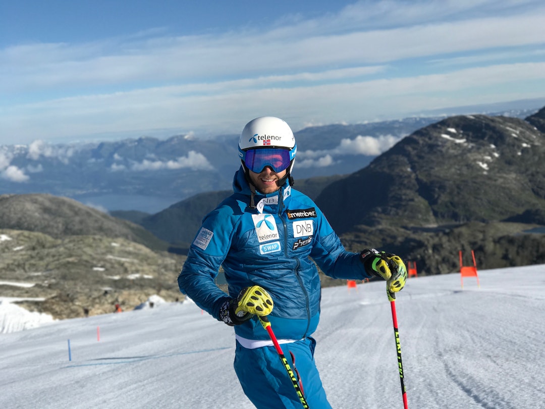 Bjørnar Neteland i aksjon på sommerskisenteret i Folgefonna. Foto: Privat mann står på ski i skianlegg. ser inn i kamera