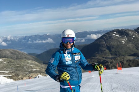Bjørnar Neteland i aksjon på sommerskisenteret i Folgefonna. Foto: Privat mann står på ski i skianlegg. ser inn i kamera
