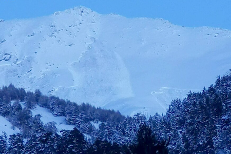 SKREDET: Bildet skal være tatt minutter etter skredet gikk. Bildet er tatt av den franske militære redningstjenesten. Foto: PGHM SKREDET: Bildet skal være tatt minutter etter skredet gikk. Bildet er tatt av den franske militære redningstjenesten. Foto: PGHM