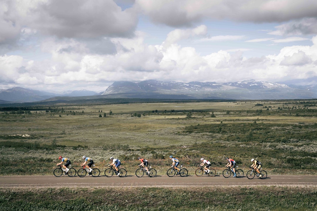 FØRST TIL MÅL: Feltet i Tour te fjells over Fanitullvegen. Foto: Jørgen Mo. FØRST TIL MÅL: Feltet i Tour te fjells over Fanitullvegen. Foto: Jørgen Mo.