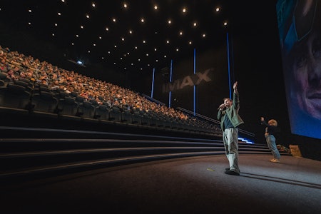Nikolai Schirmer presenterer filmen sin på førpremieren i Oslo. Foto: Sigurd Ekeli Grimsby Nikolai Schirmer presenterer filmen sin på førpremieren i Oslo. Foto: Sigurd Ekeli Grimsby