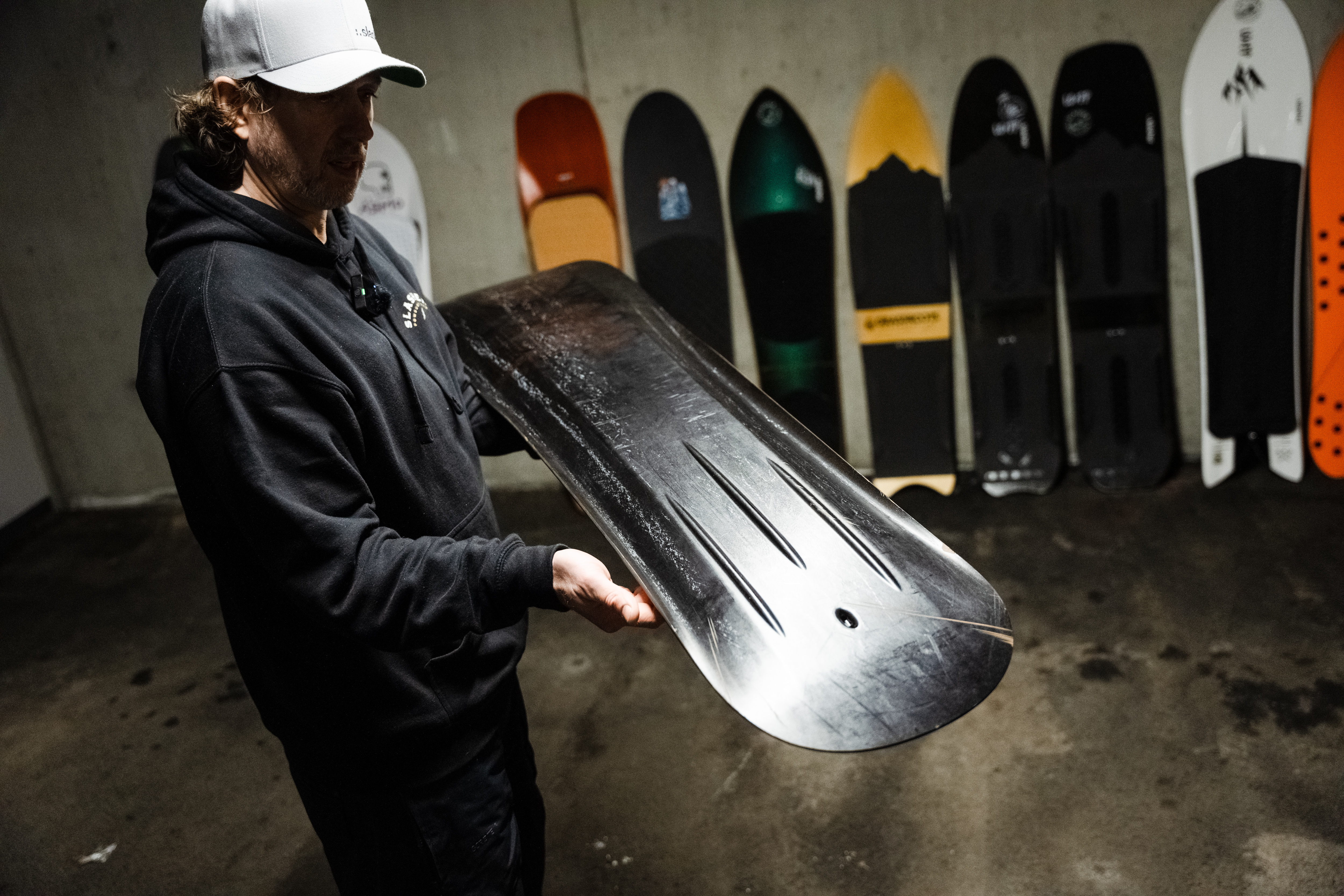 BÆREKRAFTIG PAPIR-BRETT: Vincent Skoglunds Papersurf har lagt inn både rails og langsgående finner i støpen. Foto: Christian Nerdrum