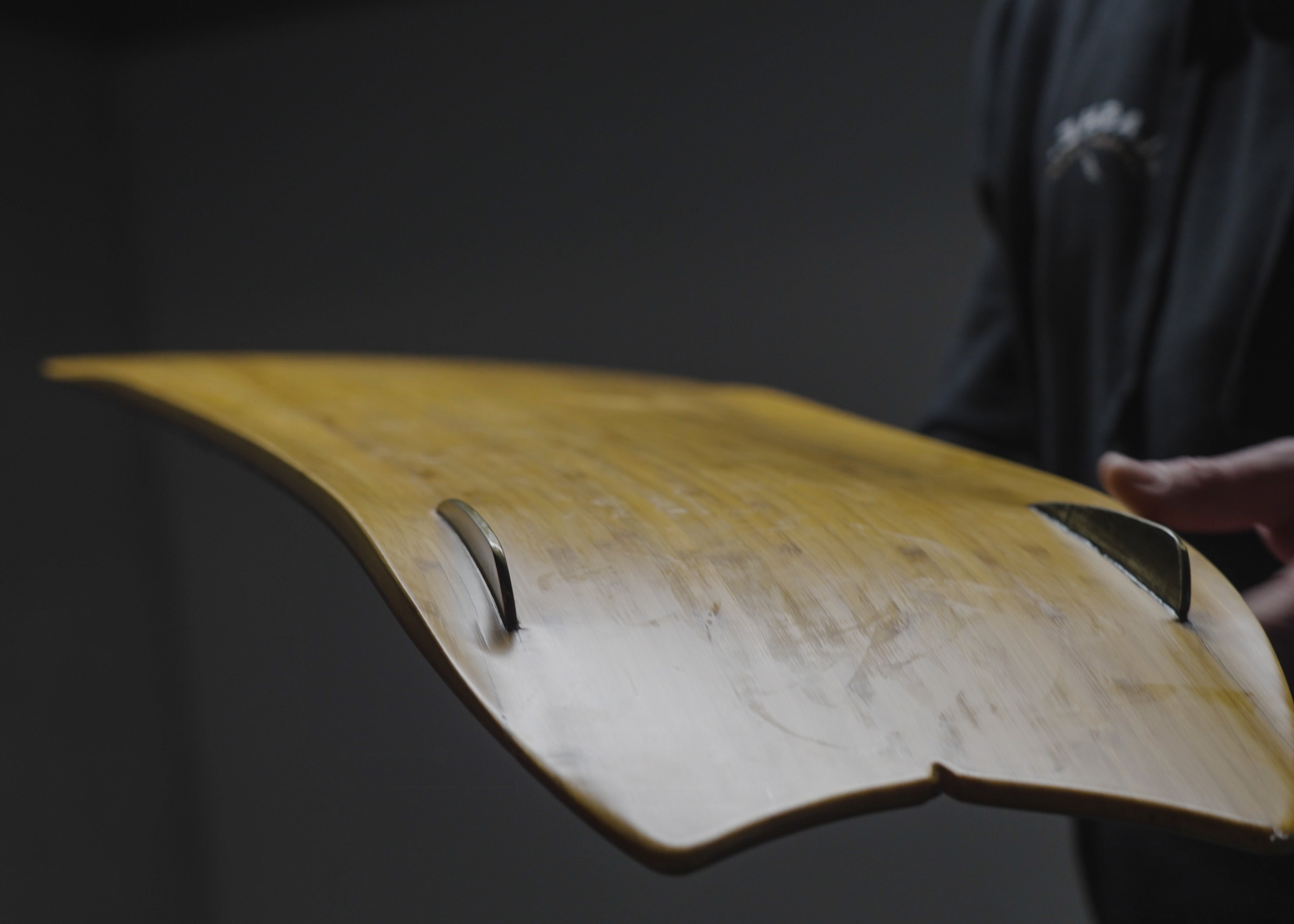 SHARK POWDERBOARDS: Tim Wesley har lagt finner i bambusen på brettene sine.