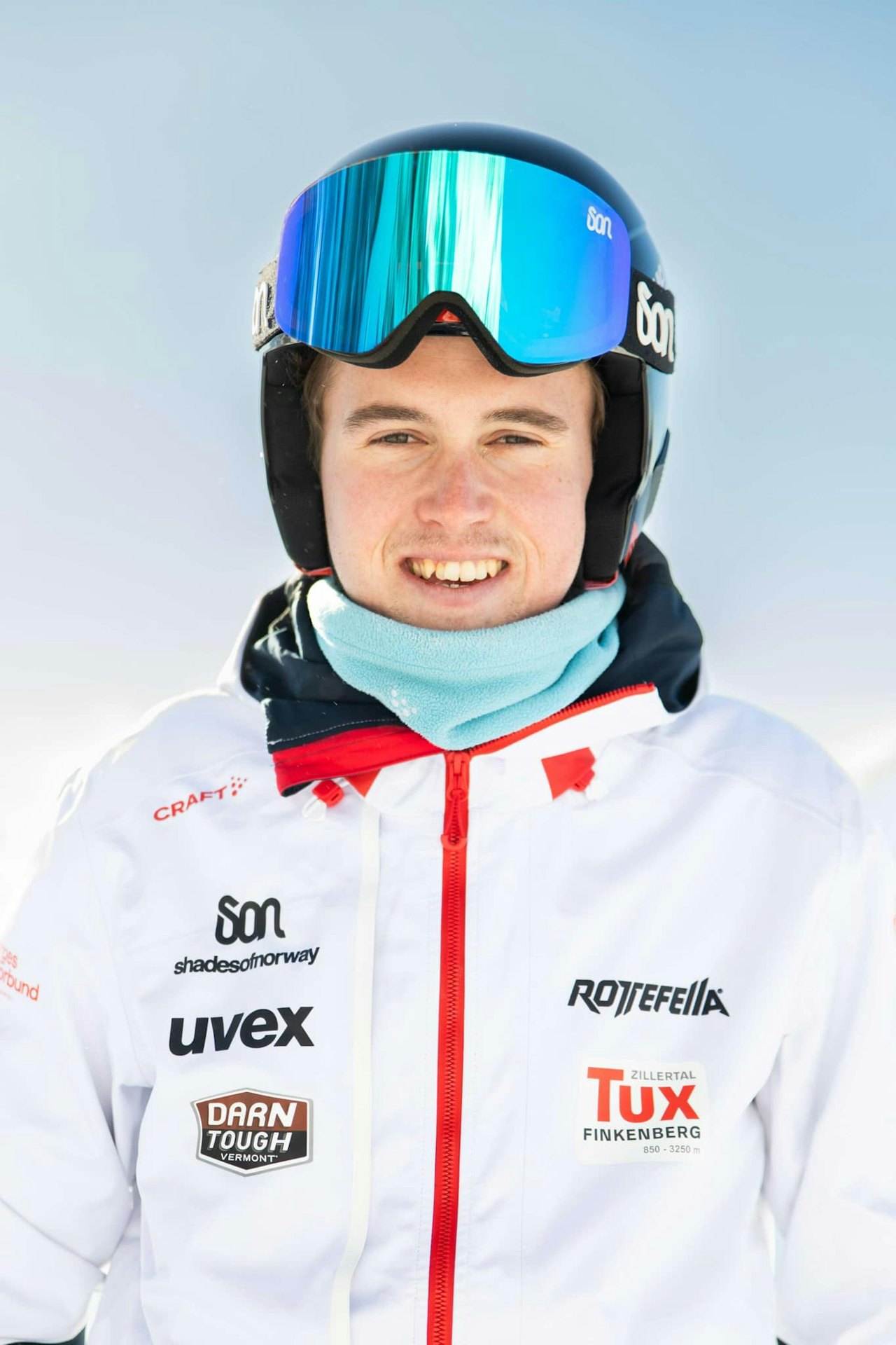 Emil Tobias Langhus Bye. Foto: Trine Merete Olsen Portrett av mann med skiklær, buff, hjelm og skibriller.