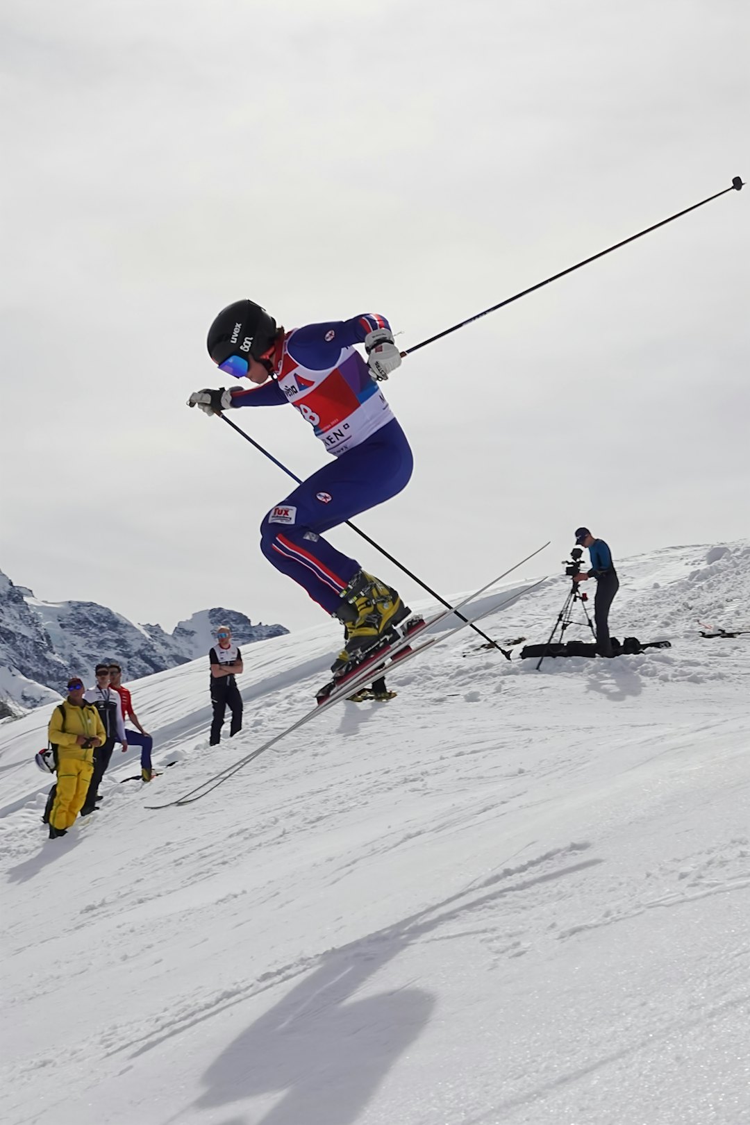 Hardt arbeid, motivasjon og seriøs dedikasjon gjorde at Emil Bye utmerket seg som telemarkkjører. Foto: Nils Alveberg Mann hopper med ski i alpinanlegg.