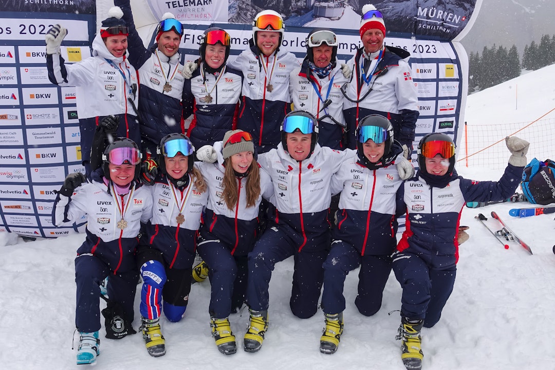 Bakerste rad fra venstre: Frederic Bruaset Bræin, Trym Nygaard Løken, Gøril Strøm Eriksen, Jacob Benjamin Alveberg, Per Olav Tangen, Lars Ove Wangensteen Berge. Første rad fra venstre: Maria Heggheim Berge, Kaja Bjørnstad Konow, Ella Strøm Eriksen, Emil Tobias Langhus Bye, Emma Araldsen, Kaja Husvik. Foto: Nils Alveberg Lagbilde av skikjørere i alpinanlegg, jubler mot kamera