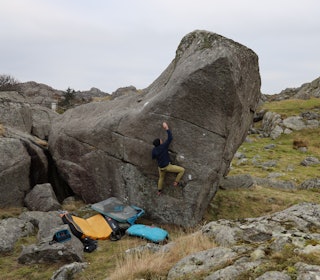 OPPTUR: Dwarf it (6B). Fin linje med skarpe tak. mann som klatrer på stein