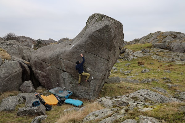 OPPTUR: Dwarf it (6B). Fin linje med skarpe tak. mann som klatrer på stein