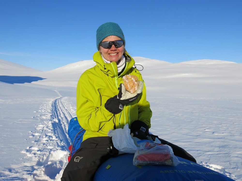 WIENERBRØD: I depotet som vi fikk ved Altevann, like før halvveis, overrasket kjæresten meg med en pose wienerbrød. Wienerbrød til lunsj er en fest! Foto: Therese Kongsli Jakobsen altevann