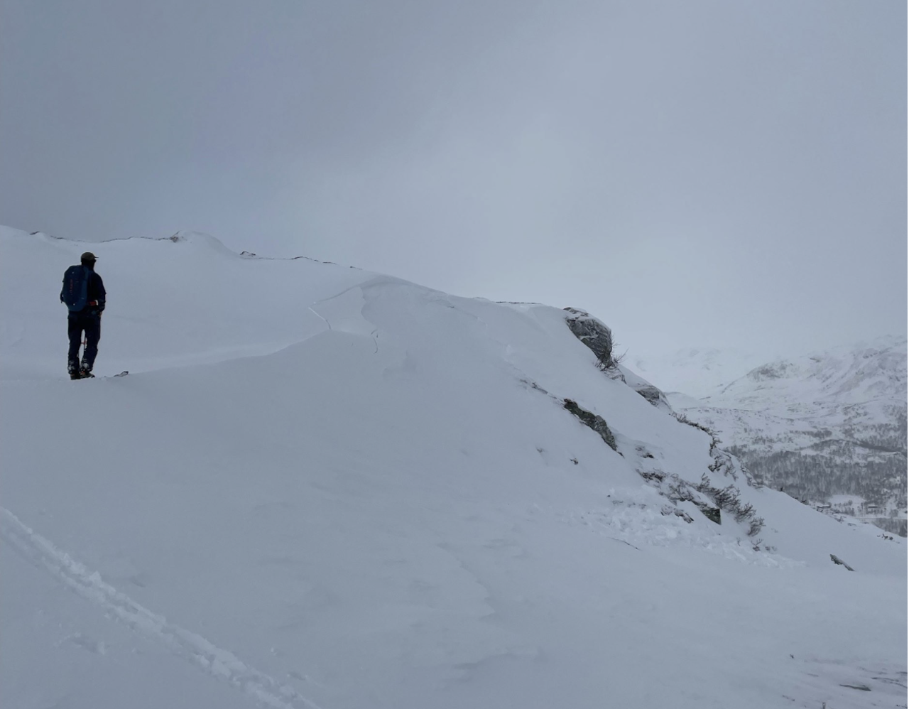 SNØSKREDFARE: Sprekker i snø er tydelige tegn på snøskredfare. Her fra Jotunheimen nylig. Foto: regobs/ Goose SNØSKREDFARE: Sprekker i snø er tydelige tegn på snøskredfare. Her fra Jotunheimen nylig. Foto: regobs/ Goose