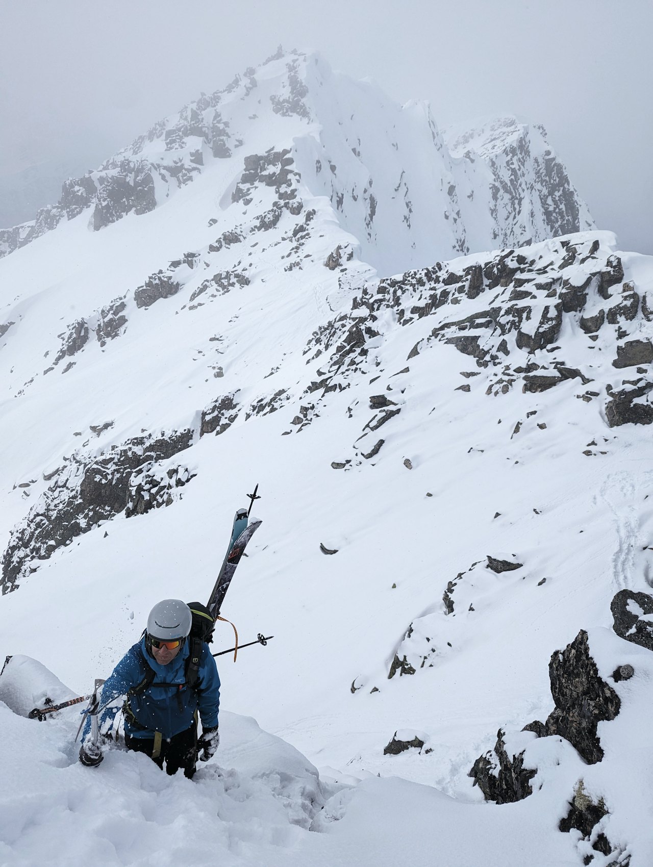 PENSUMFORFATTER: Erlend Sande på vei over Kjerringljåen. Deler av ryggen er godt synlig i bakgrunnen. Foto: Trygve Sande PENSUMFORFATTER: Erlend Sande på vei over Kjerringljåen. Deler av ryggen er godt synlig i bakgrunnen. Foto: Trygve Sande