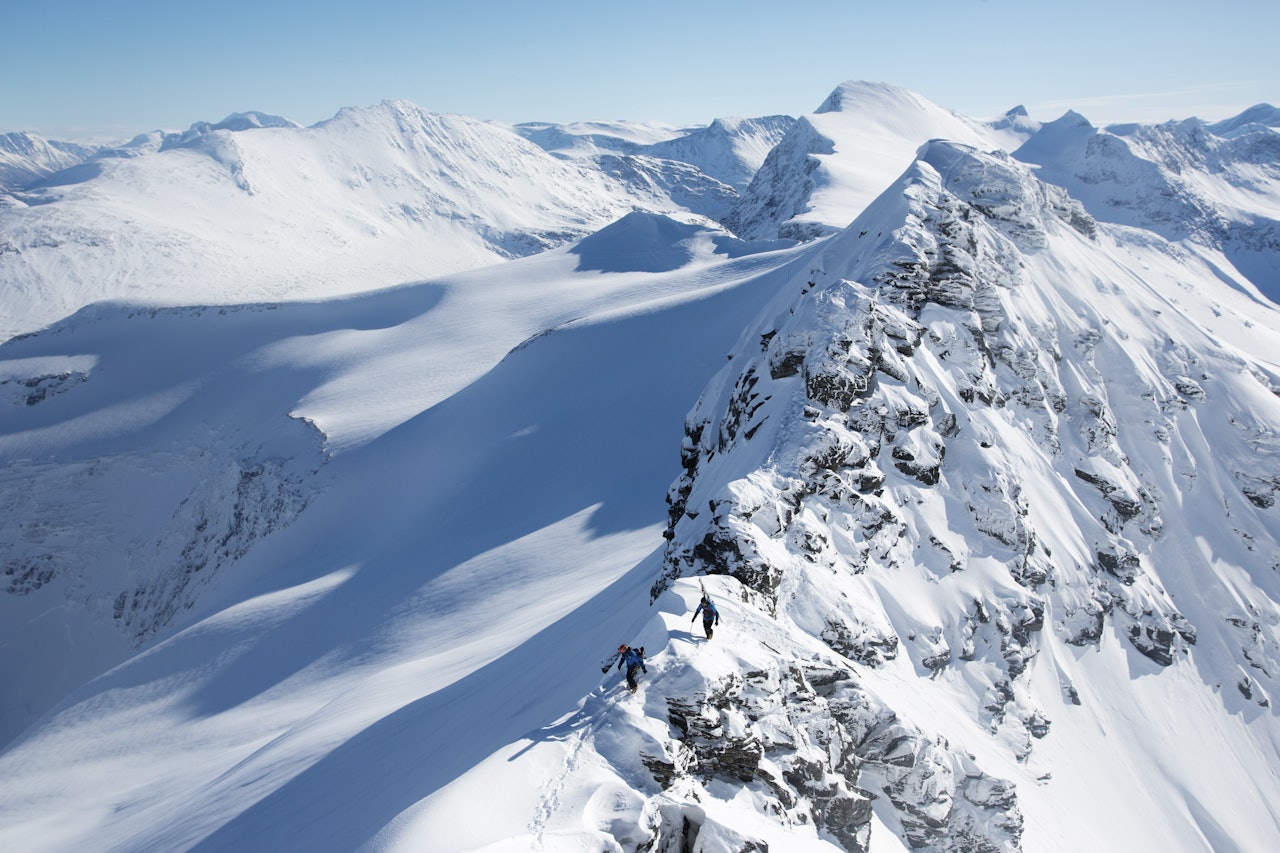 TEKNISK: Traversen mellom Trolltinden og Åbittinden i Sunndalsfjella er moderat lang, men har en del krevende partier. Her er Trygve Sande og Eirik Finseth på vei over. Foto: Tore Meirik TEKNISK: Traversen mellom Trolltinden og Åbittinden i Sunndalsfjella er moderat lang, men har en del krevende partier. Her er Trygve Sande og Eirik Finseth på vei over. Foto: Tore Meirik
