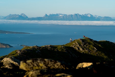 OVER HAVTÅKA: Sjarmøretappen på Storhornet over Harstad er en komfortabelt eksponert rygg med postkortutsikt i alle retninger. Anders Røkenes og Finn Roar Kuntze har mest fokus på smalstien. Foto: Sjur Melsås syklister på fjellrygg med utsikt over havet