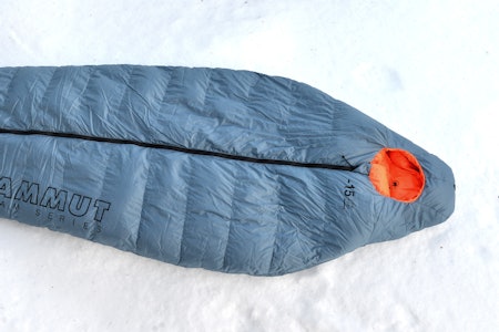 TESTET: Mammut Comfort Down -15 har midtstilt glidelås. Foto: Egill Danielsen Mammut Comfort Down -15 2025
