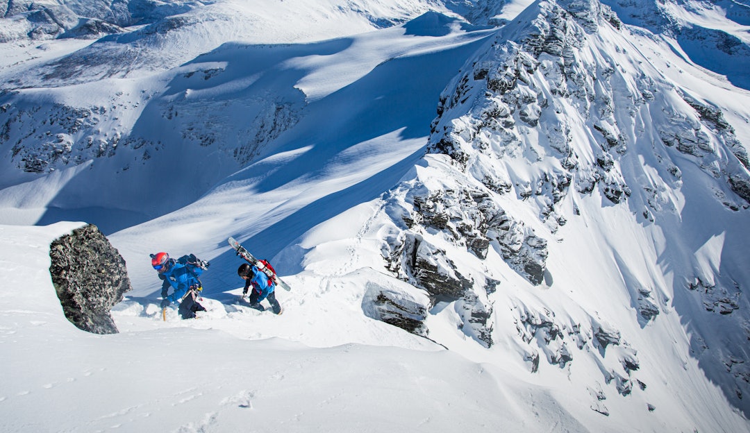 KLARE FOR RUSSETID: Toppen av Åbittinden - og dermed slutten av tiden på videregående skole - er nådd for professor Trygve Sande, som her sikrer den rutinerte studenten Eirik Finseth opp den siste kneika. Foto: Tore Meirik KLARE FOR RUSSETID: Toppen av Åbittinden - og dermed slutten av tiden på videregående skole - er nådd for professor Trygve Sande, som her sikrer den rutinerte studenten Eirik Finseth opp den siste kneika. Foto: Tore Meirik
