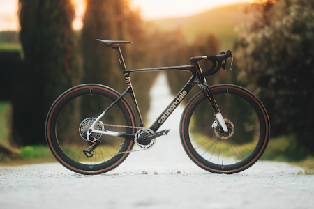 NY SUPERX: Cannondale har redesignet SuperX, som tidligere var beskrevet som en krossykkel, men nå faller inn under gravelsykkelkategorien. Foto: Cannondale sykkel på vei i solnedgang