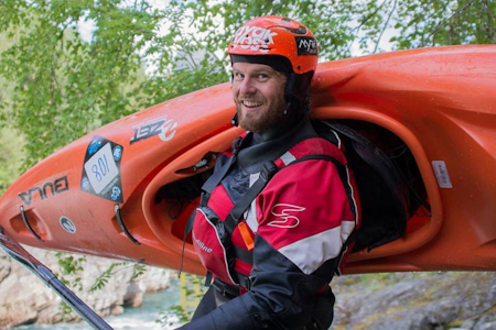 BEKYMRET: Dag Sandvik er en av Norges beste elvepadlere. Han frykter for vernet av norske elver, som er foreslått fjernet foran tirsdagens stortingsbehandling. Arkivfoto: Privat elvepadler med kajakk på skuldra