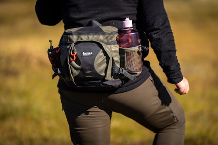 VILTNETT: Hoftesekken Fauna 12 HIP har integrert viltnett. Du kan dermed bære den lett og ledig inntil fangsten er sikret. VILTNETT: Hoftesekken Fauna 12 HIP har integrert viltnett. Du kan dermed bære den lett og ledig inntil fangsten er sikret.