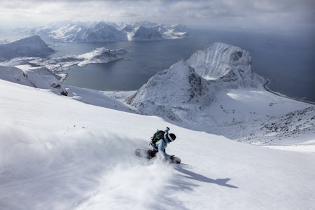 SNØENGEL: Joakim Myrseth kjører brett i egen snøsky, med storhavet som tilskuer. Foto: Thomas T. Kleiven SNØENGEL: Joakim Myrseth kjører brett i egen snøsky, med storhavet som tilskuer. Foto: Thomas T. Kleiven