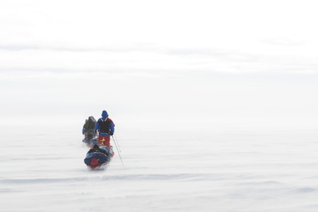 PÅ SKI OVER GRØNLAND: De fleste velger å krysse innlandsisen på vårparten, fra vest til øst, altså motsatt av Fritjof Nansen og hans menn i 1888. Turen er i underkant av 600 kilometer lang. Her fra en tur i 2016. Foto: Line Hårklau grønland kryssing på ski