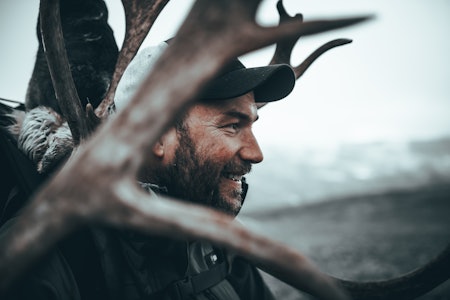 EN PRØVELSE: Villreinjakta utfordrer deg som jeger. Den krever både god planlegging og mentalt og fysisk utholdenhet. Reinsflokkene kan virke som sunket i jorden i et sekund, og dukke opp fra intet i det andre. Ove Lillengen har vært på riktig sted til riktig tid flere ganger. Her med et gevir han bærer ned fra Reinheimen-Breheimen villreinområde. Foto: Hans Kristian Krogh-Hanssen EN PRØVELSE: Villreinjakta utfordrer deg som jeger. Den krever både god planlegging og mentalt og fysisk utholdenhet. Reinsflokkene kan virke som sunket i jorden i et sekund, og dukke opp fra intet i det andre. Ove Lillengen har vært på riktig sted til riktig tid flere ganger. Her med et gevir han bærer ned fra Reinheimen-Breheimen villreinområde. Foto: Hans Kristian Krogh-Hanssen