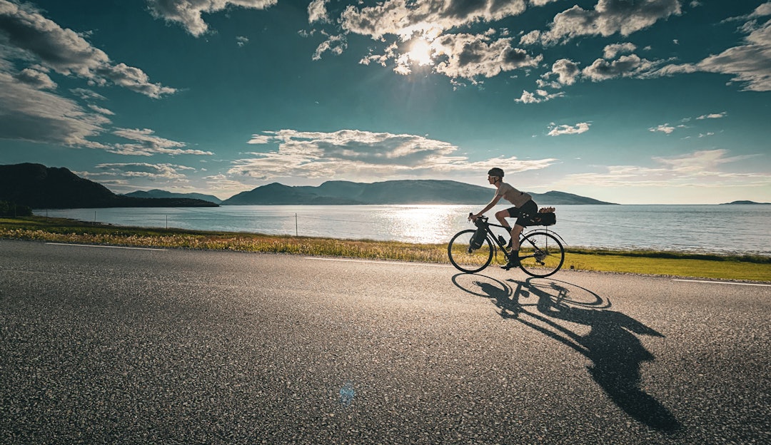 SOL OG MEDVIND: Drømmer du om turer som dette? Norge har sjeldent vakker natur å sykle i. Foto: Henrik Alpers. SOL OG MEDVIND: Drømmer du om turer som dette? Norge har sjeldent vakker natur å sykle i. Foto: Henrik Alpers.