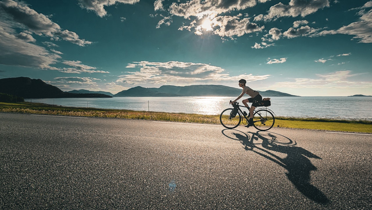 SOL OG MEDVIND: Drømmer du om turer som dette? Norge har sjeldent vakker natur å sykle i. Foto: Henrik Alpers. SOL OG MEDVIND: Drømmer du om turer som dette? Norge har sjeldent vakker natur å sykle i. Foto: Henrik Alpers.