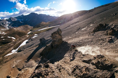 INN I DET UKJENTE: Fjellsidene i Alaska hadde neppe hatt en sykkel rase utfor slik Brage Vestavik gjorde, da han spilte inn «Planet Alaska». Foto: Ale Di Lullo / Red Bull Content Pool INN I DET UKJENTE: Fjellsidene i Alaska hadde neppe hatt en sykkel rase utfor slik Brage Vestavik gjorde, da han spilte inn «Planet Alaska». Foto: Ale Di Lullo / Red Bull Content Pool