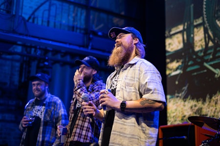 PREMIERE: Brage Vestavik med Herman Bøgeberg og Axel Rødningen fra Blur media presenter «Planet Alaska». Foto: Sigurd Ekeli Grimsby PREMIERE: Brage Vestavik med Herman Bøgeberg og Axel Rødningen fra Blur media presenter «Planet Alaska». Foto: Sigurd Ekeli Grimsby
