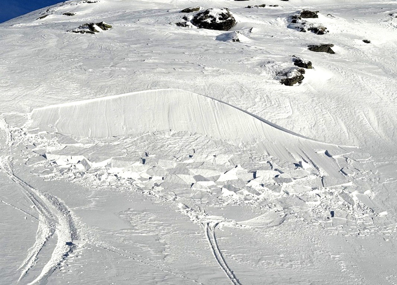 FLAKSKRED: Med et tynt og sprøtt flak er det lett for en skiløper å påvirke det svake laget. Men skredstørrelsen begrenses av at flaket er svakt. Foto: RegObs/kjemel flakskred