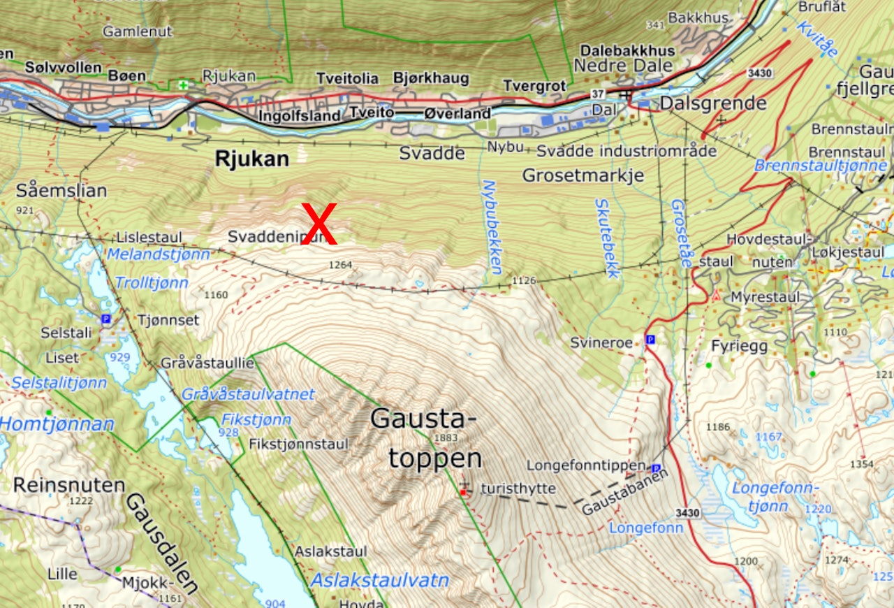 ULYKKESTEDET: Dødsulykken skjedde ved Svaddebekken overfor Rjukan. kart med x