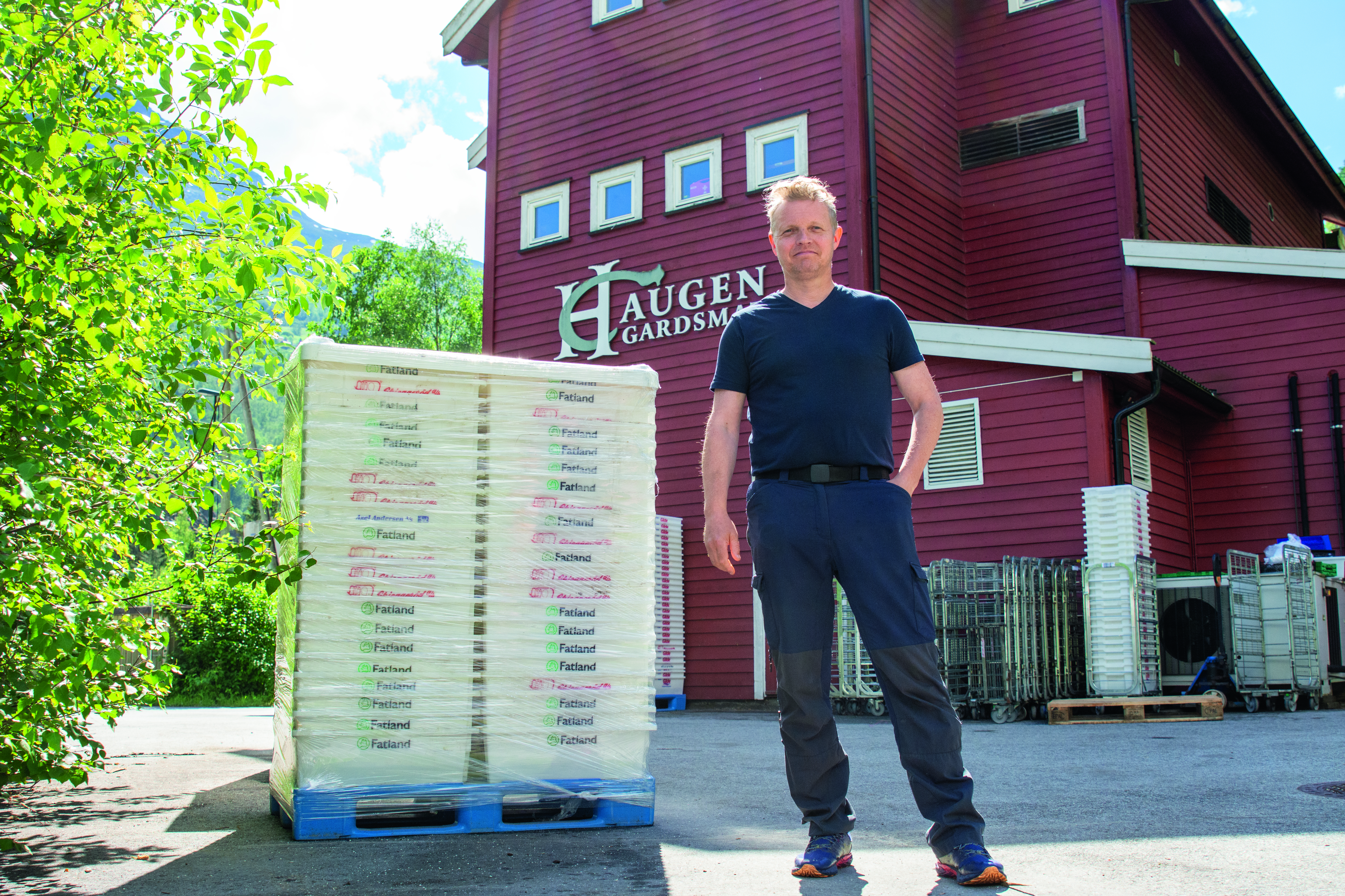 ENKELT: – Å levere inn hjorteslakt til viltslakteriene er enkelt. Jegerne trenger ikke tenke på frakt, det gjør vi, sier Odd Lothe Ohnstad.  