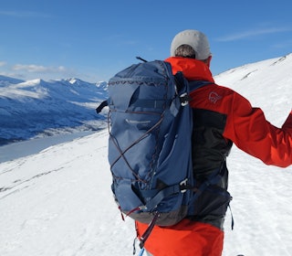 SOLID SEKK: På testtur med Klättermusen Kåre. Foto: Maria Wassdahl Meirik mann på skitur i fjellet med ryggen til kamera