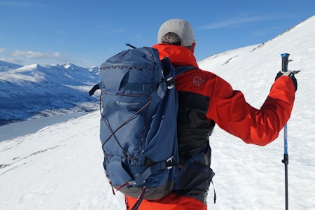 SOLID SEKK: På testtur med Klättermusen Kåre. Foto: Maria Wassdahl Meirik mann på skitur i fjellet med ryggen til kamera