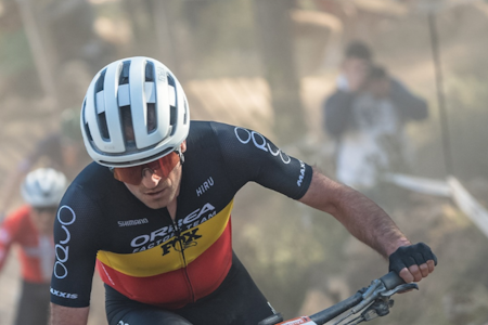 NY? Det står Fizik på hjelmen, og designet har vi ikke sett før. Foto: Orbea Fox Factory MTB Instagram. NY? Det står Fizik på hjelmen, og designet har vi ikke sett før. Foto: Orbea Fox Factory MTB Instagram.