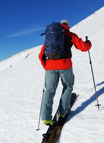 MANGE TESTER: Fri Flyt har testet en drøss sekker for topptur - sist ut er denne nyheten fra svenske Klättermusen. Foto: Maria Wassdahl Meirik mann med rød jakke på skitur i fjellet