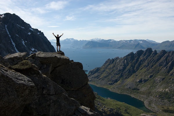 På tur opp mot Vågakallen, utsikt sørvestover mot Stamsund. Foto: Arkiv På tur opp mot Vågakallen, utsikt sørvestover mot Stamsund. Foto: Arkiv