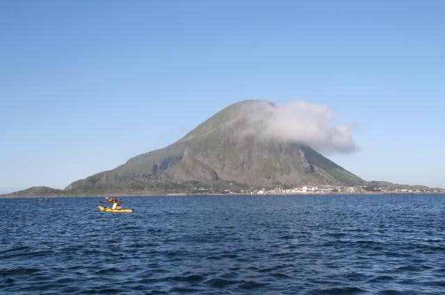 RETT OPP: Lovundfjellet stikker opp fra havet, og er et fint dagsturmål. Det tar omtrent to timer å gå til toppen. Lovundfjellet