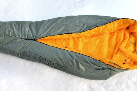 VINTERSOVEPOSE: Mammut Comfort Fiber -15 er fylt med syntetisk isolasjonsmateriale, som takler fukt bedre enn dun. Foto: Egill Danielsen Mammut Comfort Fiber -15