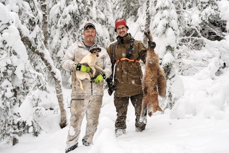UT MED REVEN: Hundeier Jens Martin Ness (t.v.) og skytter Mats Thorsvik (t.h.) hadde alle grunn til å smile, da både terrieren Bing og skytteren gjorde jobben. UT MED REVEN: Hundeier Jens Martin Ness (t.v.) og skytter Mats Thorsvik (t.h.) hadde alle grunn til å smile, da både terrieren Bing og skytteren gjorde jobben.
