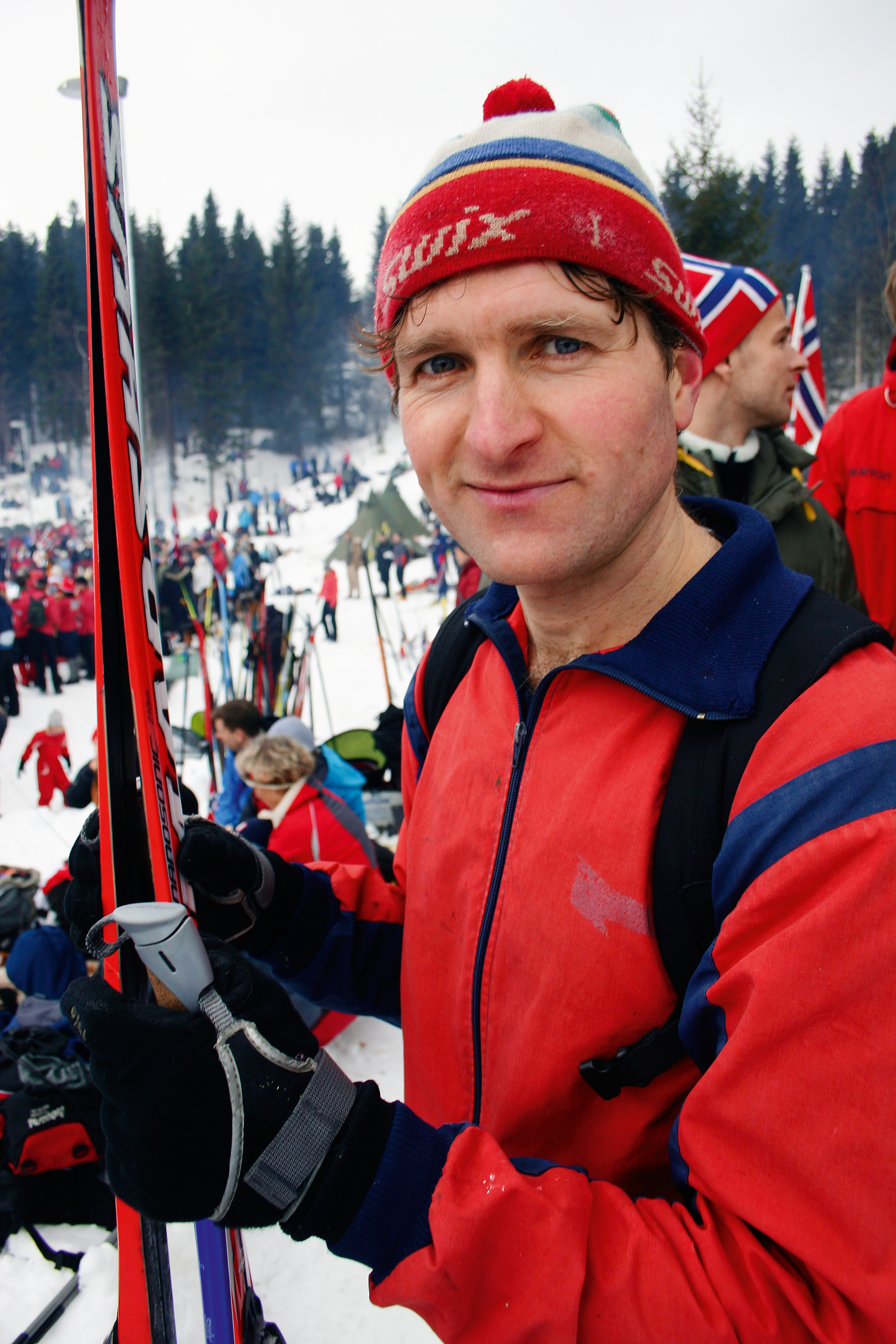 mann med rød treningsjakke og skilue