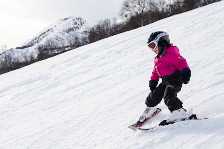KJØR: Finnes det noe gøyere enn nedoverbakker om vinteren? Selvsagt er slalåm en sport for de aller minste. Foto: Erlend Sande KJØR: Finnes det noe gøyere enn nedoverbakker om vinteren? Selvsagt er slalåm en sport for de aller minste. Foto: Erlend Sande