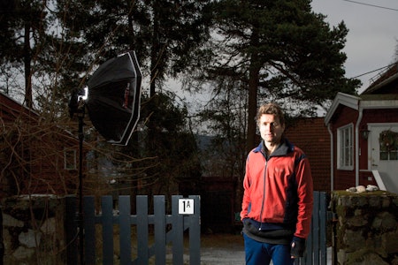 TRENINGSJAKKA: Det hender Thor Gotaas møter på folk med lik jakke i skisporet. Da stopper de alltid og slår av en prat. Ellers så har han masse klær. Mye ligger til modning. Foto: Line Hårklau mann i rød treningsjakke