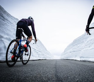 ISKALDT: Mellom brøyekantene over Aurlandsfjellet er det kaldt selv om det er varmt. Foto: Henrik Alpers. ISKALDT: Mellom brøyekantene over Aurlandsfjellet er det kaldt selv om det er varmt. Foto: Henrik Alpers.