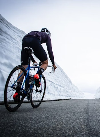 ISKALDT: Mellom brøyekantene over Aurlandsfjellet er det kaldt selv om det er varmt. Foto: Henrik Alpers. ISKALDT: Mellom brøyekantene over Aurlandsfjellet er det kaldt selv om det er varmt. Foto: Henrik Alpers.