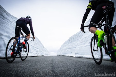 ISKALDT: Mellom brøyekantene over Aurlandsfjellet er det kaldt selv om det er varmt. Foto: Henrik Alpers. ISKALDT: Mellom brøyekantene over Aurlandsfjellet er det kaldt selv om det er varmt. Foto: Henrik Alpers.