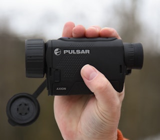 KOMPAKT: Størrelsen står til navnet. Pulsar Axion XG35 Compact er liten og lett. Du får lett plass til den i lommen og det betyr at den oftere blir med ut på tur. KOMPAKT: Størrelsen står til navnet. Pulsar Axion XG35 Compact er liten og lett. Du får lett plass til den i lommen og det betyr at den oftere blir med ut på tur.