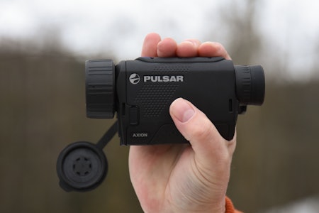 KOMPAKT: Størrelsen står til navnet. Pulsar Axion XG35 Compact er liten og lett. Du får lett plass til den i lommen og det betyr at den oftere blir med ut på tur.  KOMPAKT: Størrelsen står til navnet. Pulsar Axion XG35 Compact er liten og lett. Du får lett plass til den i lommen og det betyr at den oftere blir med ut på tur.